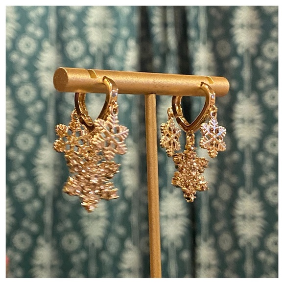 Panacea Hoop Huggie Snowflake Gold Earrings NWT - Picture 6 of 13